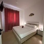 Apartament Xhibo *